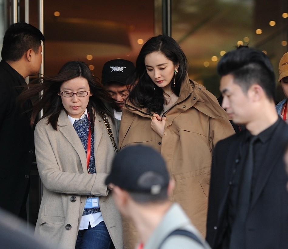 杨幂披着外套助理搀扶下离开某酒店 全程表情凝重