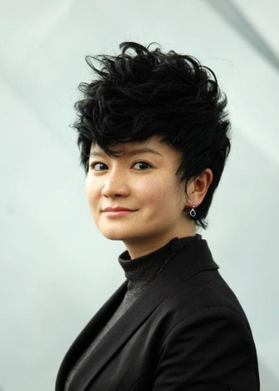 她曾默默接济周迅,因演保姆大红,当经纪人却似保姆,今成女强人