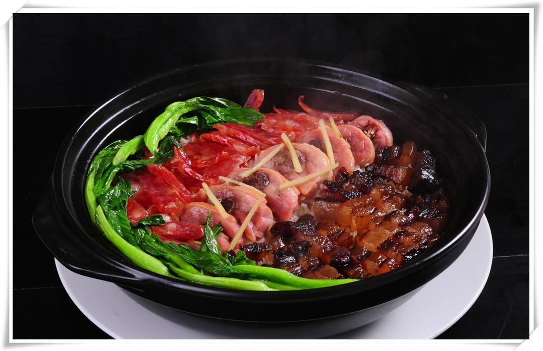 三,腊味煲仔饭 原料:大米155g,腊肠半条,腊肉80g,烧鹅腿半只,青菜适量