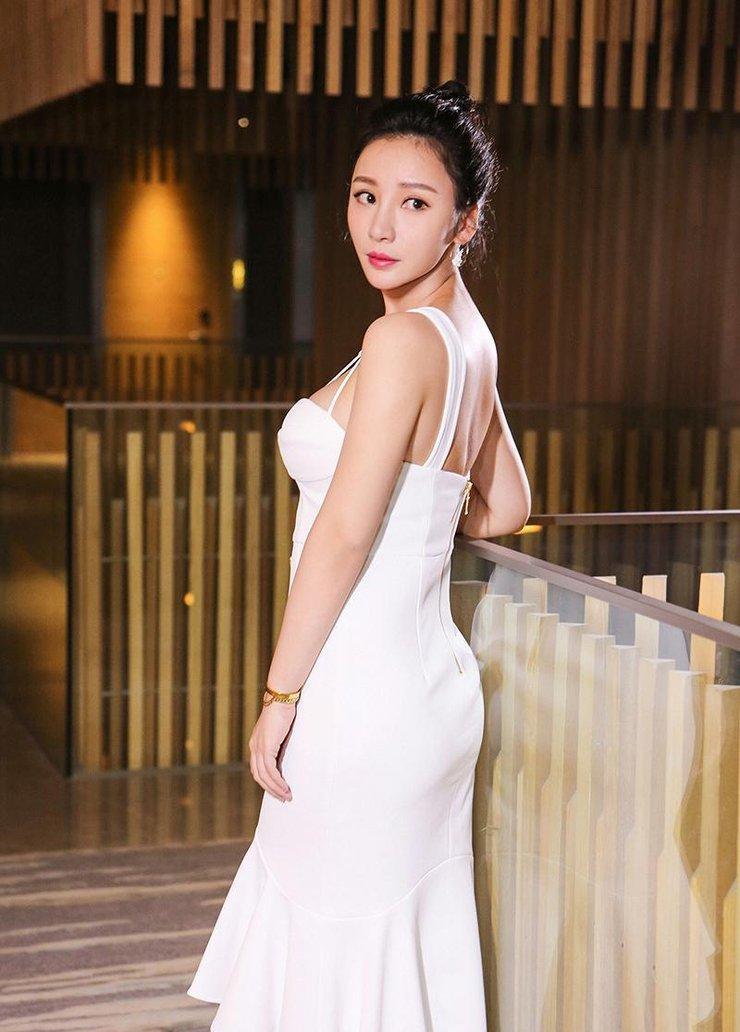 宅男杀手柳岩白色连衣裙尽显成熟女人的性感姿态