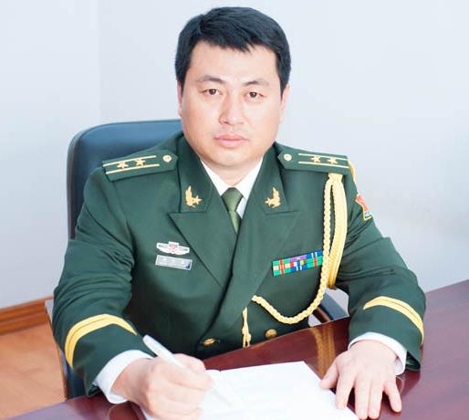 “中校”为何要听“少校”的?看过左胸前“装饰物”你就明白了!