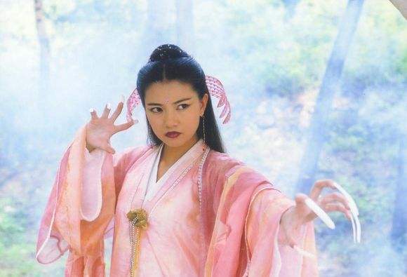 但是后来周芷若要将谢逊杀了,于是古墓派的黄衫女子出现,使用《九阴