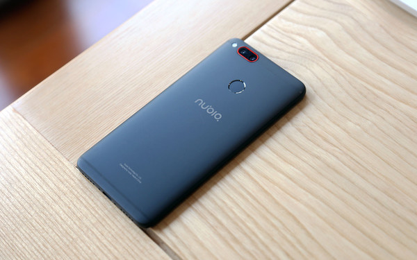 找到一款小屏手机已经不容易了,努比亚z17mini配备一块5