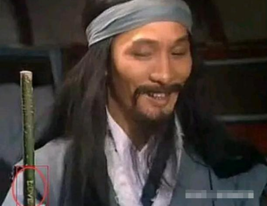 搞笑穿帮镜头,丐帮长老棍子现英文,范冰冰古装剧拿现代杂志