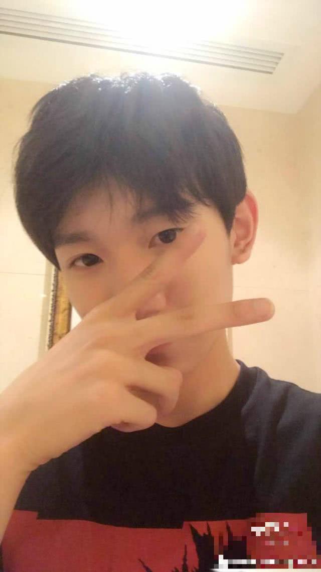 男星玩半脸自拍杨洋撞脸张亮王源功力赛杨幂
