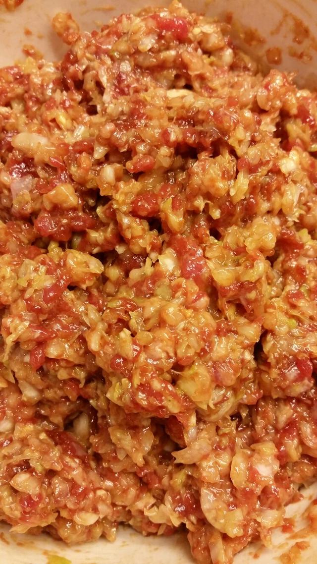 白菜胡萝卜猪肉饺子馅各种喜欢的蔬菜,抄水.