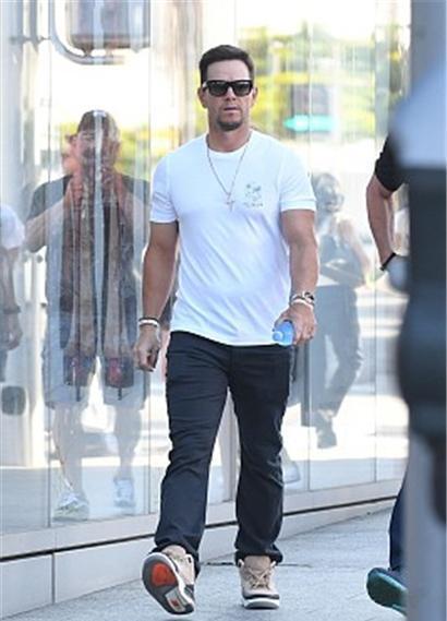 马克·沃尔伯格与友人现身街头,身穿白t配黑裤,肌肉很是发达