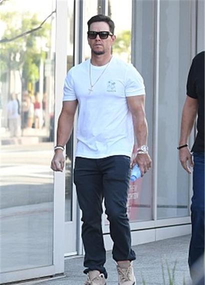 马克·沃尔伯格与友人现身街头,身穿白t配黑裤,肌肉很是发达