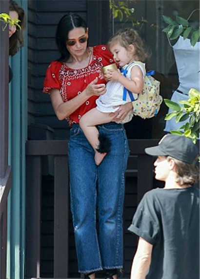 黛米,摩尔带女儿外出,全程对女儿爱不释手,母爱爆棚