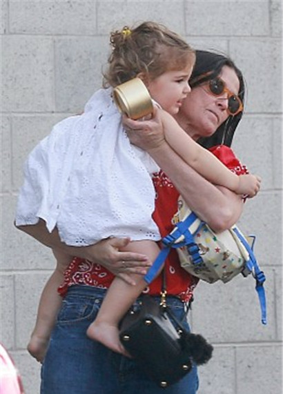 黛米,摩尔带女儿外出,全程对女儿爱不释手,母爱爆棚