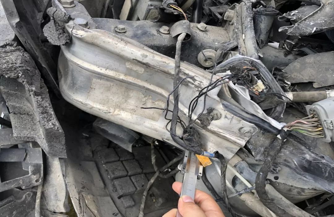 4个豪华品牌前防撞梁对比,谁家的设计更安全?