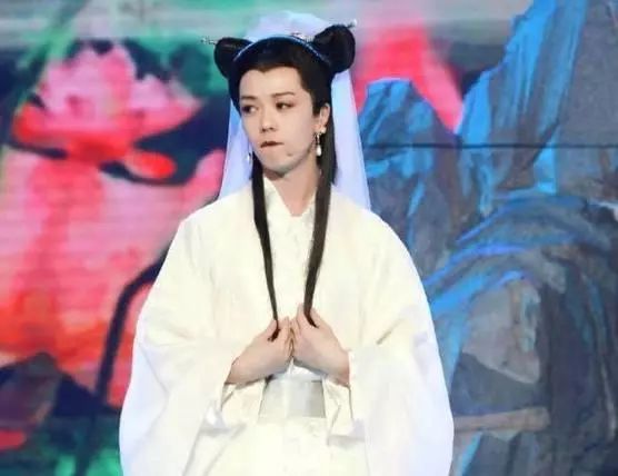 舞台变身气质温婉的白素贞竟毫无违和感,若不是对王栎鑫的容貌很清楚