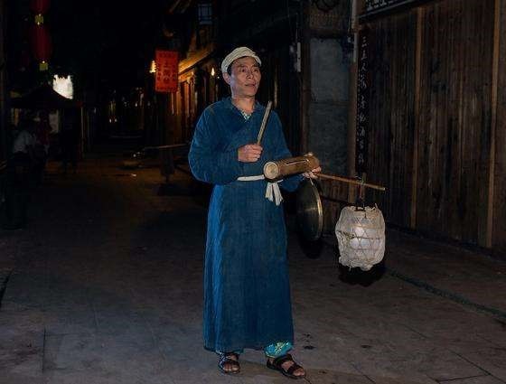 人们白天还可以依靠太阳位置来判断时间,但是到了晚上黑灯瞎火就没