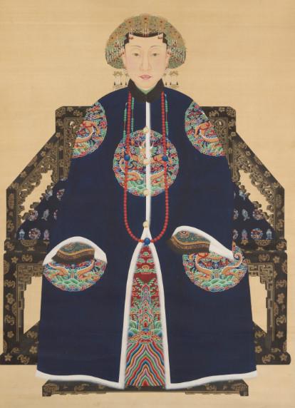 钿子,这是清中期 女冬吉服袍褂,戴钿子:孝昭仁皇后常服袍褂(局部)