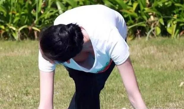 林志玲胸前两颗草莓太辣眼她弯下腰的那一刻所有人都不淡定了