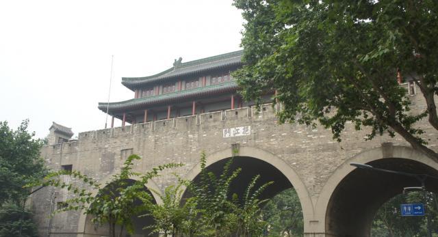 南京城墙发现古碑,记录清代重修城墙的往事