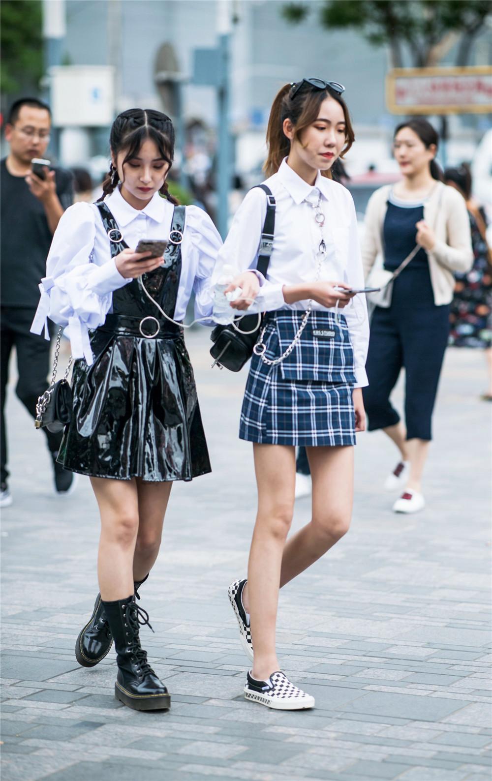 街拍:和自己喜欢的闺蜜去逛街,真快乐