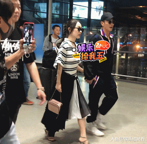 霍思燕杜江"高甜三招"狂虐狗 情侣装扮牵小手深情对望