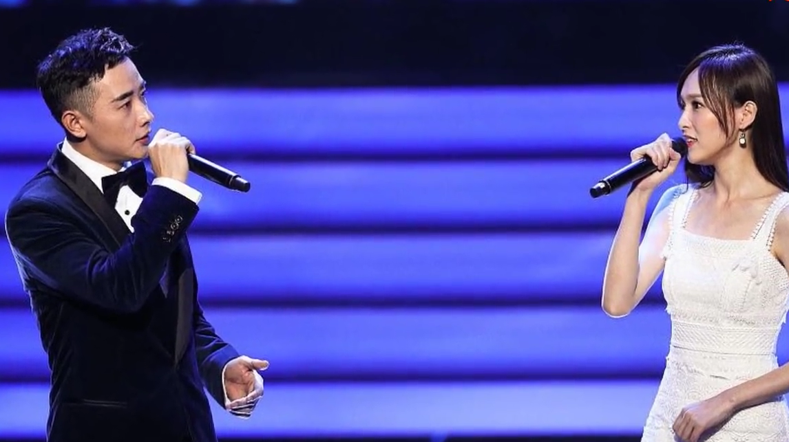 唐嫣罗晋合体登台对唱 对视三次甜得很低调