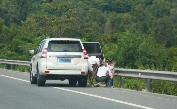 高速堵车情况下尿急咋办?男人好办,看看女人都如何应对的!