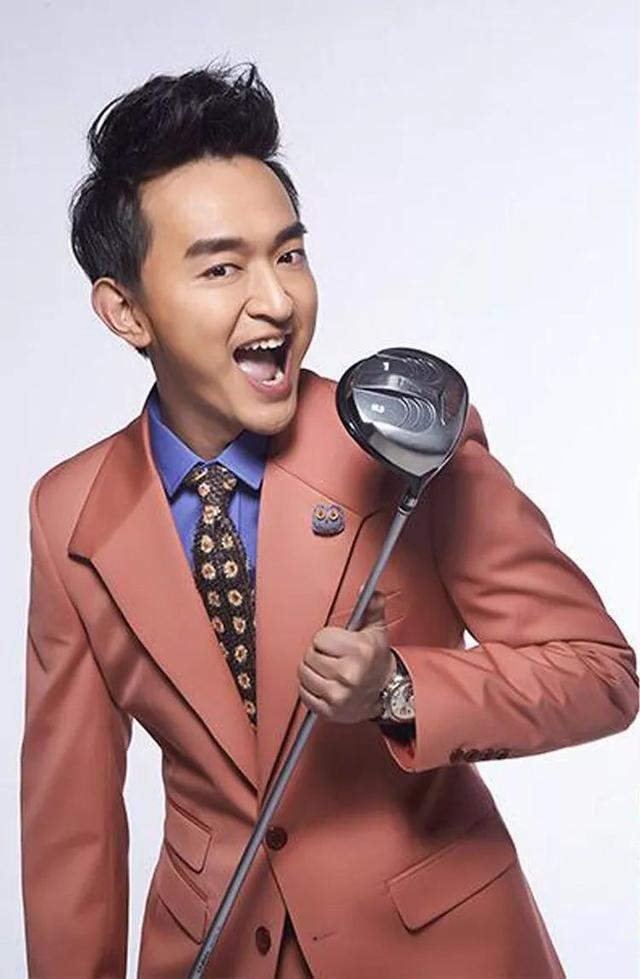 曹洋,刚主持非常周末的时候还是一个大男孩.