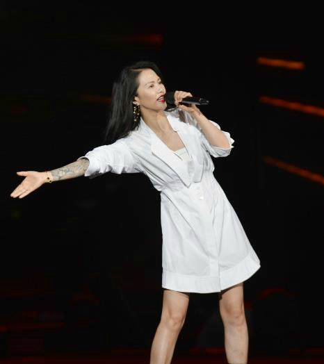 谭维维亮相江苏出席演唱晚会,网友,你的纹身是画上去的么