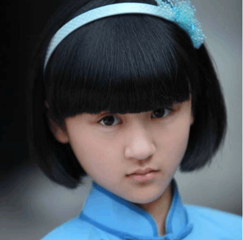 6岁和成龙一起上春晚, 因为长得丑被骂出国, 如今她逆袭成白富美