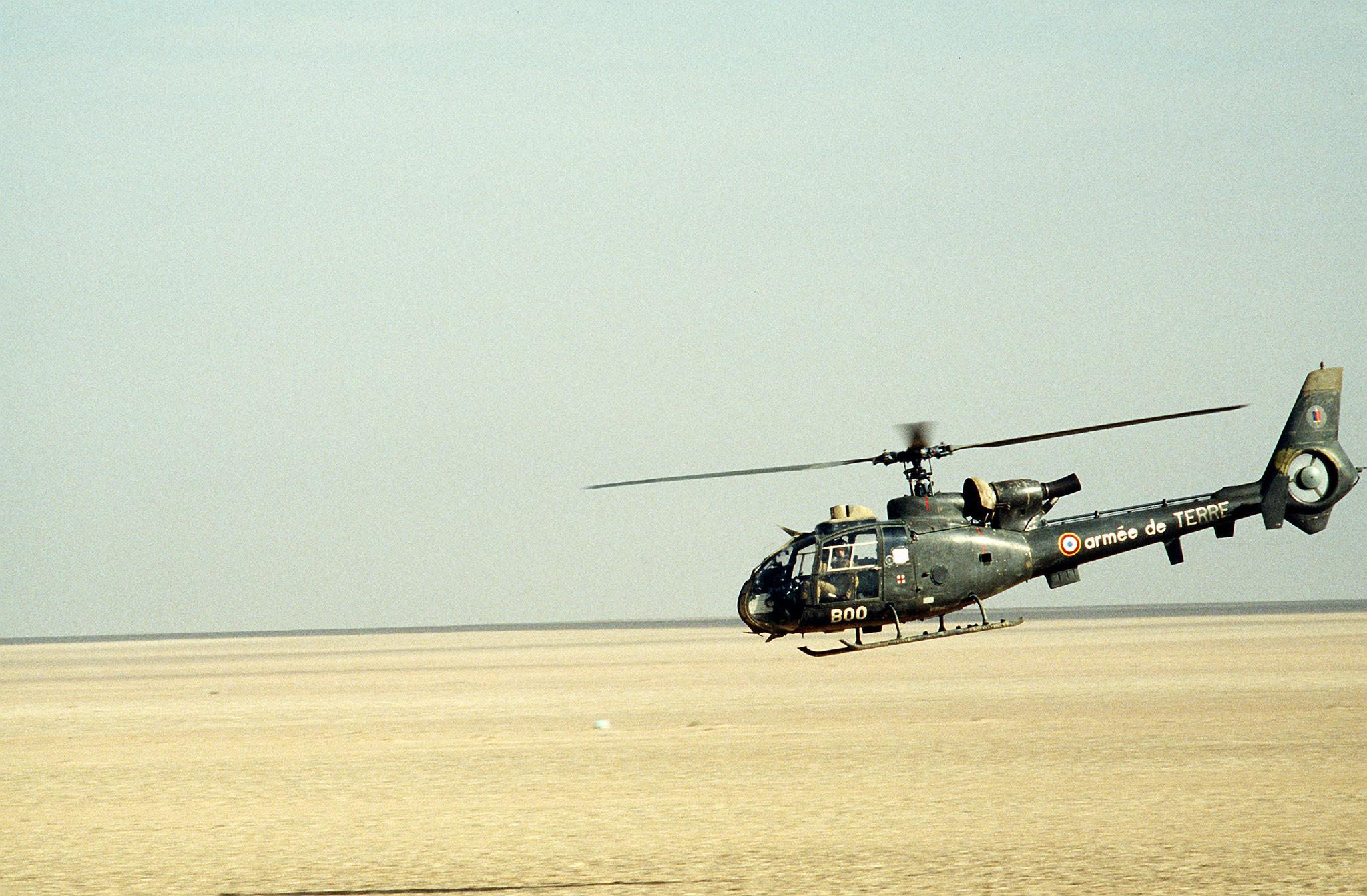 撞上高压输电线,法军小羚羊直升机在非洲坠毁