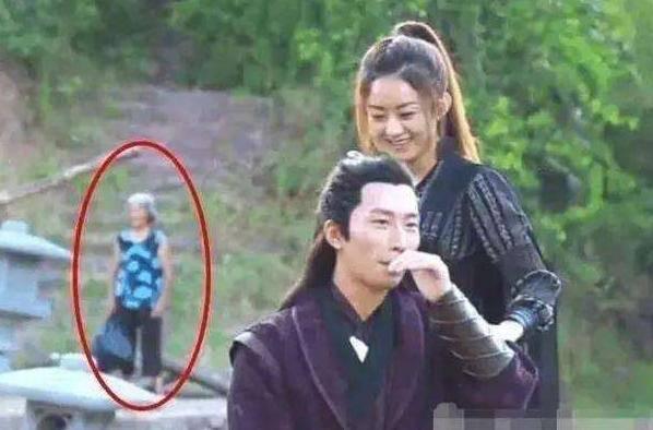 影视剧穿帮镜头,导演是智商的问题,还是故意的