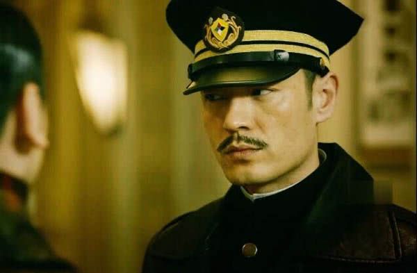 2005年两个人因一同出演《密令1949》而结缘,从而相恋到领证.