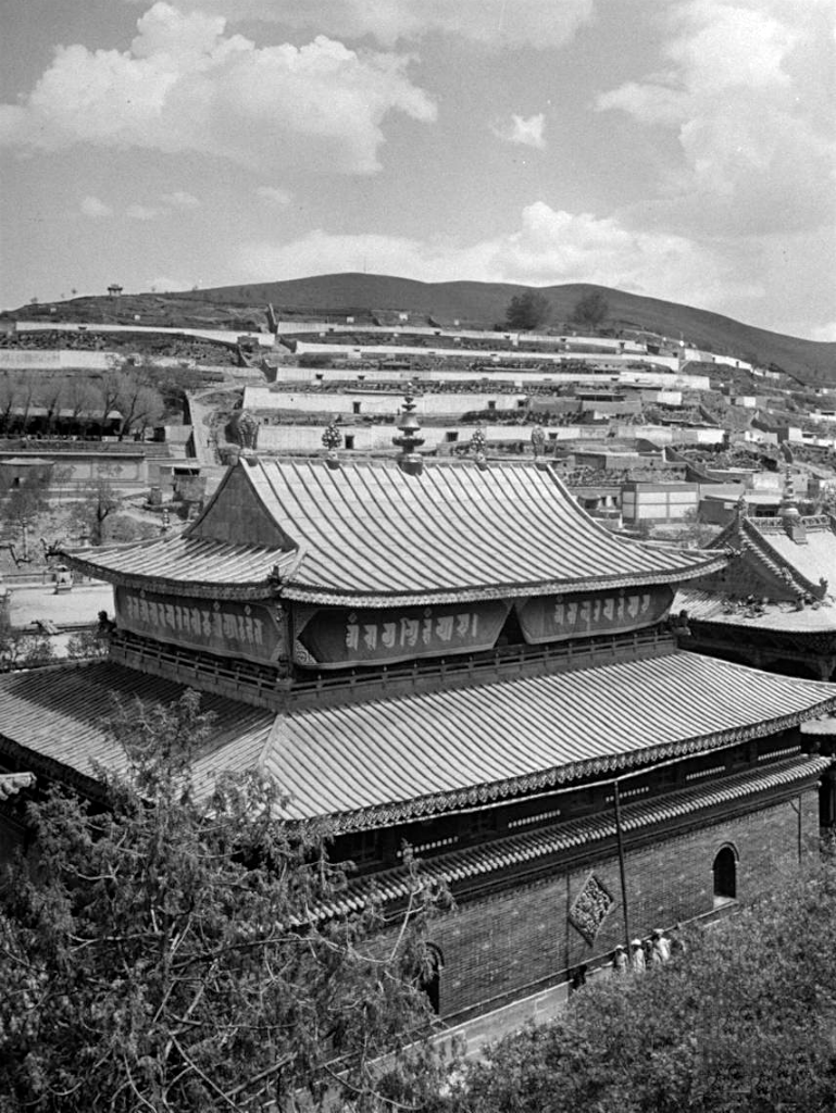 老照片:先有塔后有寺,塔尔寺僧人1947年7月