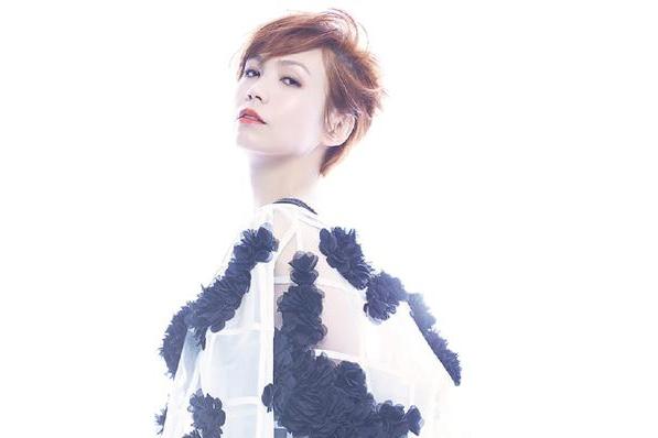 她是靠心唱歌的歌手,歌声婉转妩媚,是新加坡的国宝级歌手