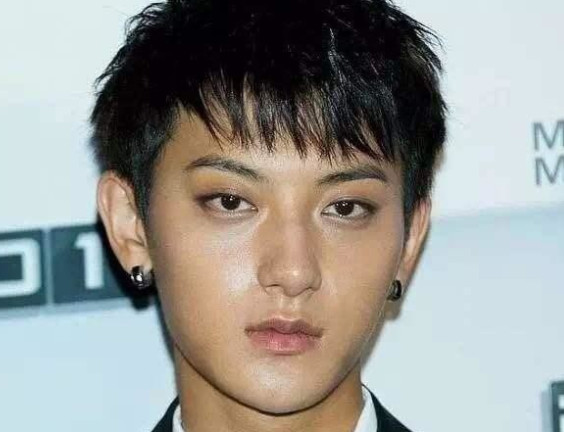 男星脸部大特写李易峰暴露缺点千玺有胡渣杨洋无可挑剔