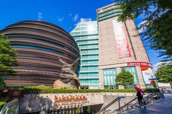 京华城是一个垂直式的球形购物中心,十五层商场的内部结构设计以每三