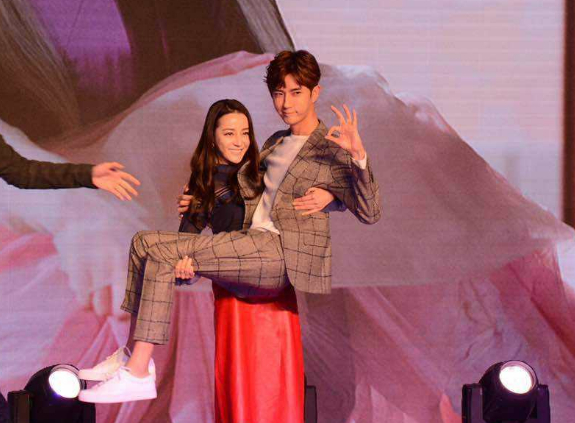 关于迪丽热巴的公主抱,邓伦最美,最尴尬的是最后一位_新浪看点