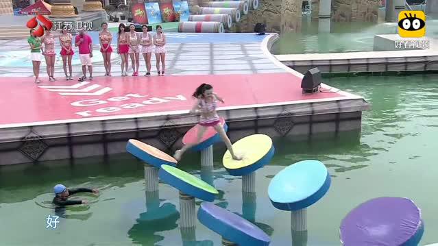 泳衣美女来闯关,落水很美,摄影师大哥拍摄给力!