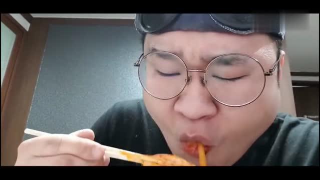 韩国美食吃播大胃王,吃辣炒年糕和奥尔良烤鸡,真是馋死了