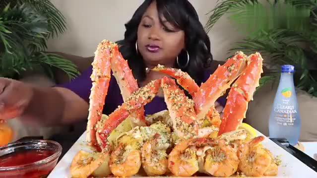 黑人阿姨吃黄油大虾和帝王蟹超级想吃一起过过干瘾吧