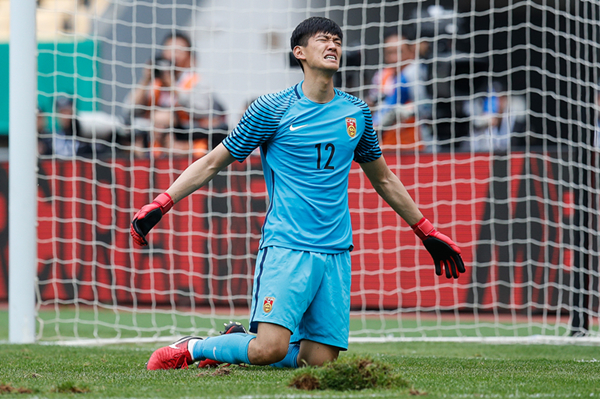 1个人"打"11个人,国足门将颜骏凌成"悲情先生"