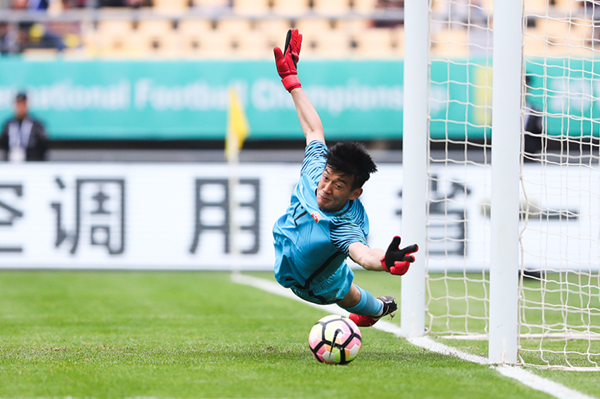1个人打11个人,国足门将颜骏凌成悲情先生