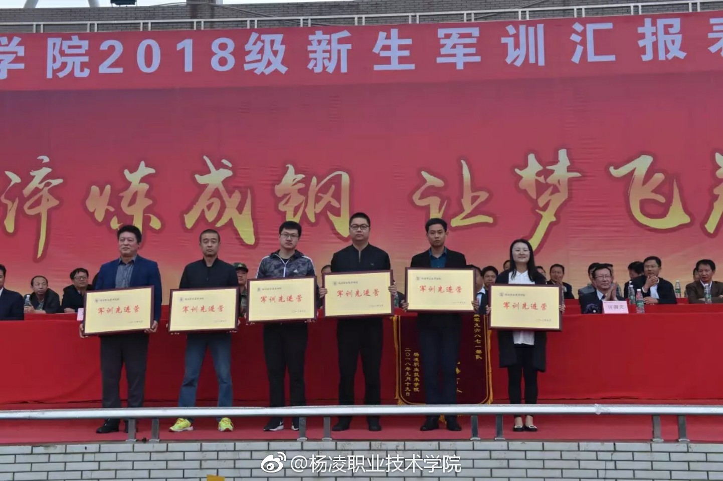 军训汇演|青春激昂,阔步前行,我大杨职00后学子风雨无阻!