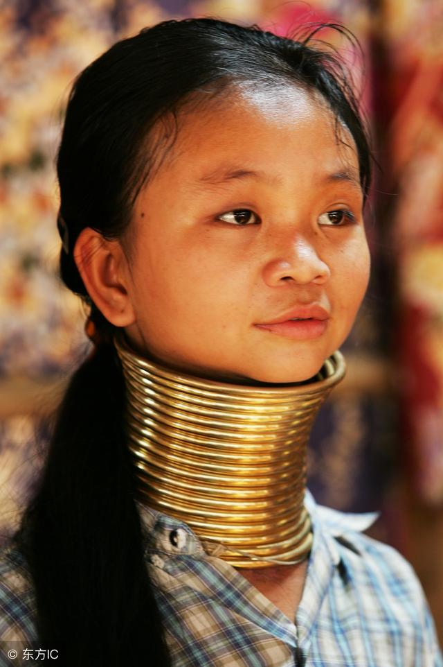 据说,长颈女颈上的铜圈可达二十五圈,重5—10千克不等,那脖子不是给