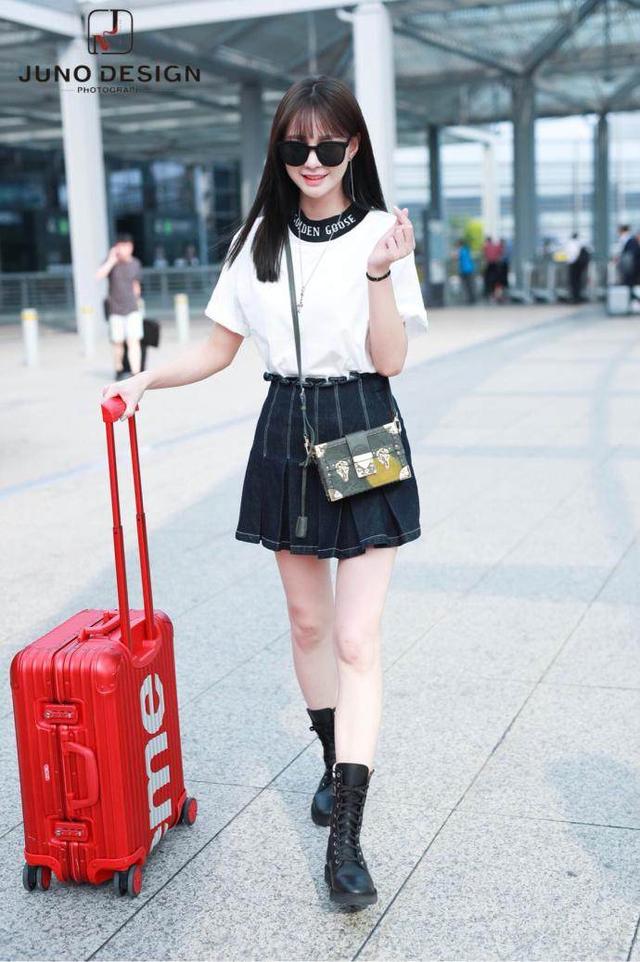 沈梦辰为显脚细也是豁出去了,三伏天穿靴子,网友:难道不热吗?