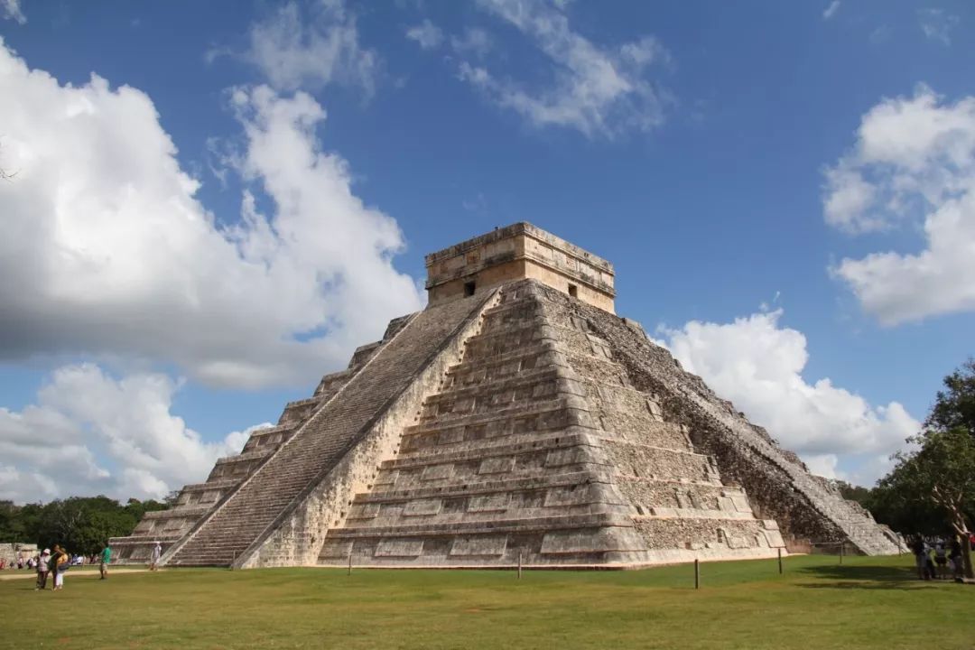 墨西哥城近郊约50公里处的提奥狄华冈(teotihuacan)是过去古文明所