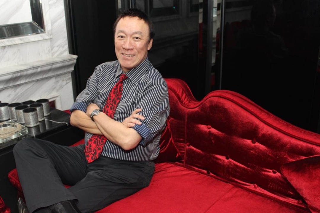 发掘郭富城引进宋慧乔,他却是周星驰配角,70岁同时牵手俩嫩妹