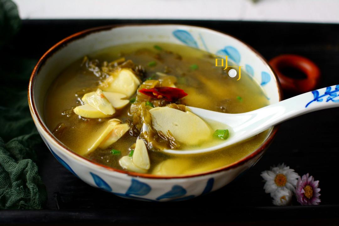 夏天的笋不便宜,烧汤喝,酸辣开胃很下饭,再贵也要吃