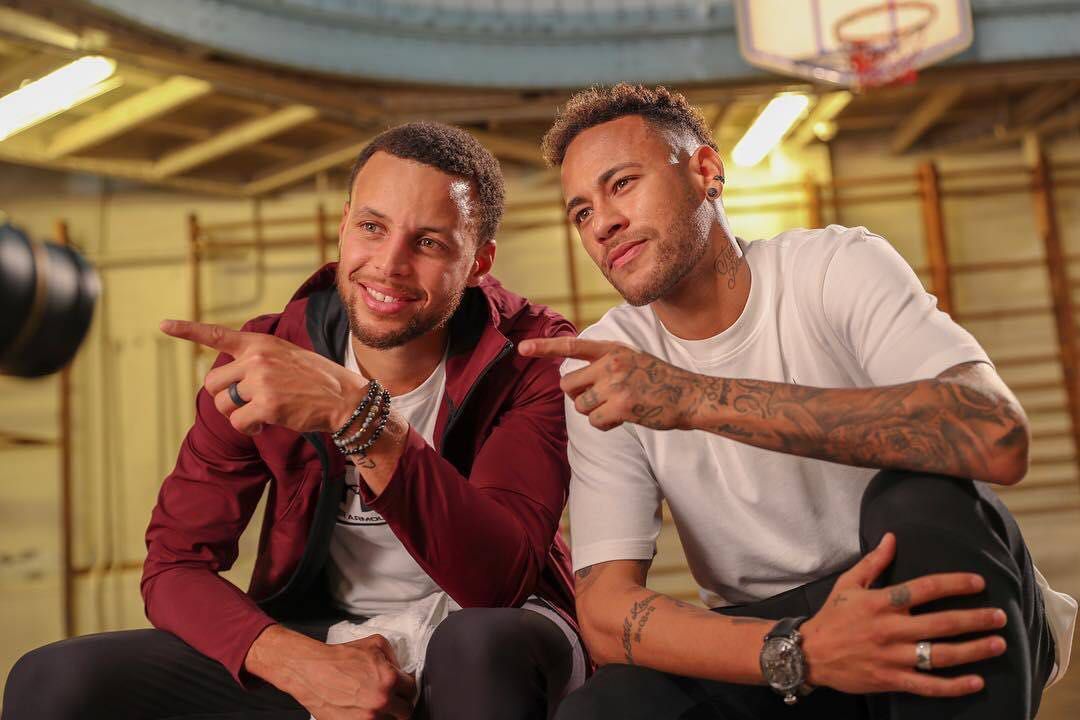 内马尔与库里交换球衣