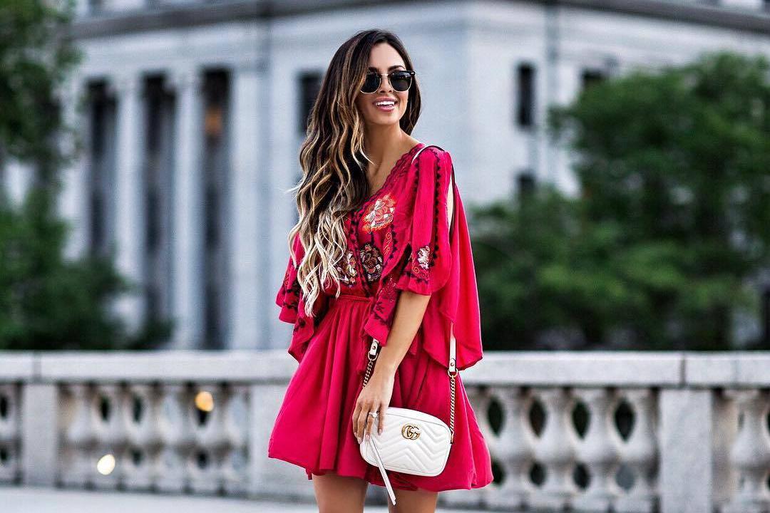 穿大红衣服我只服国外的女孩子,黑肤色都能将红色穿的这么有感觉