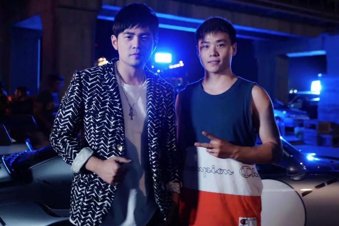 粉丝惊喜发现小马哥和周杰伦的合影!王俊凯的艺人要超过老板了!