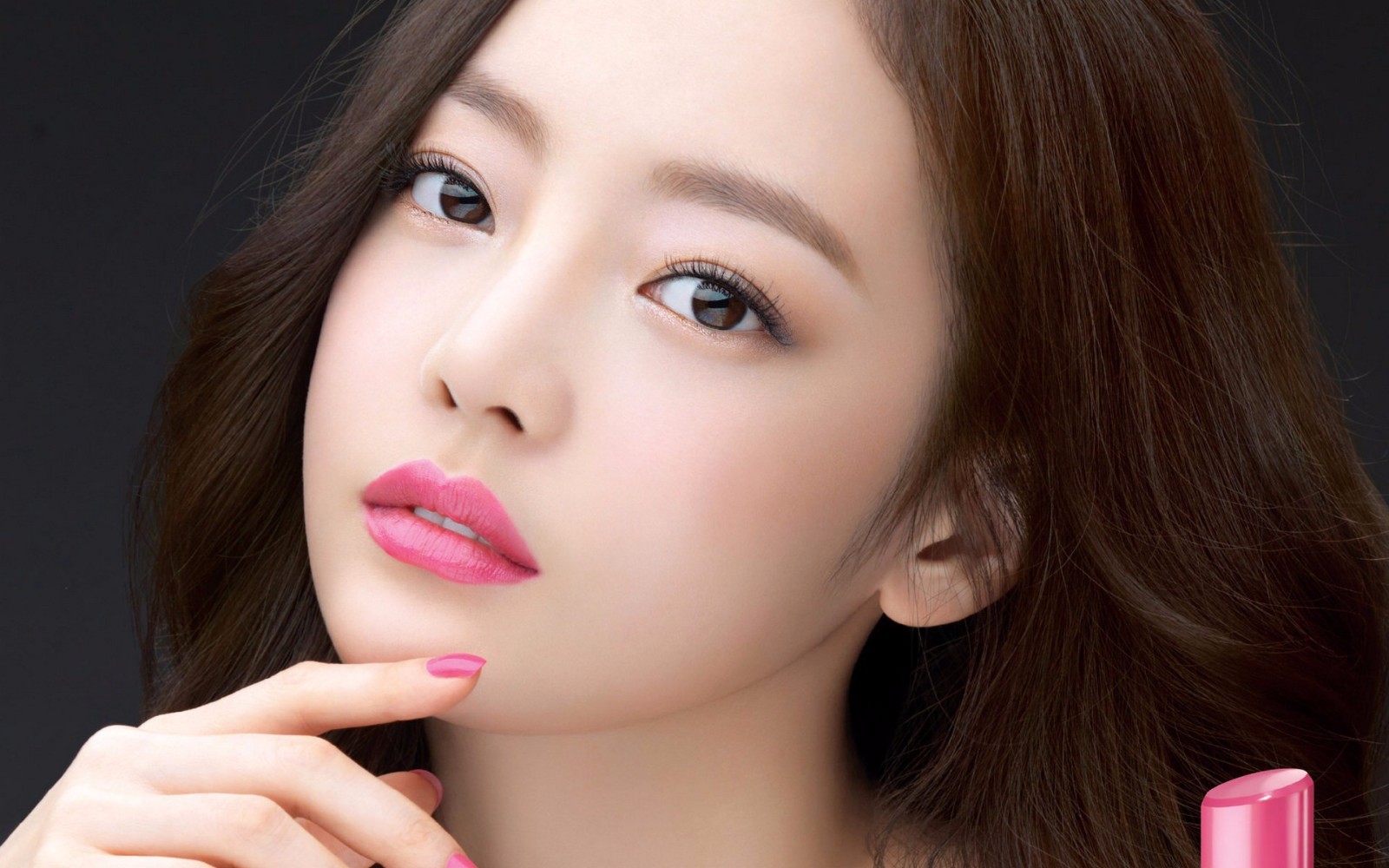 纹眉颜色不仅要方便穿衣搭配,而且要符合自身气质,所以操作前要综合